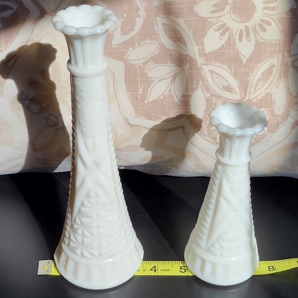 Pair of Vintage White Milk Glass Vases featuring a Stars and Bars Pattern - Picture 8 of 11